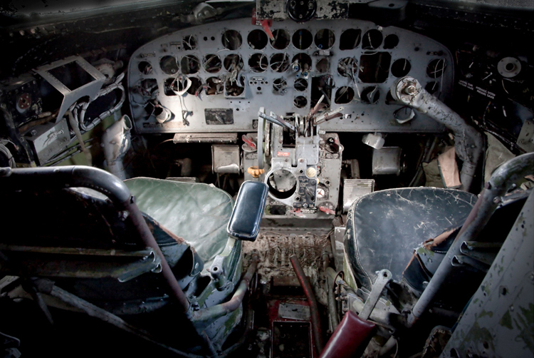 9.   Cockpit, Hnjotur